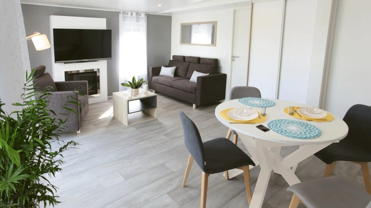 Sala e zona de refeições de casa modular nova