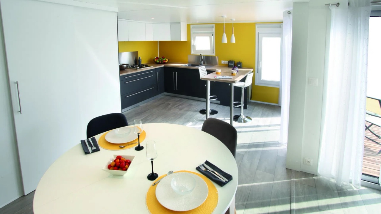 Cozinha equipada de casa modular nova